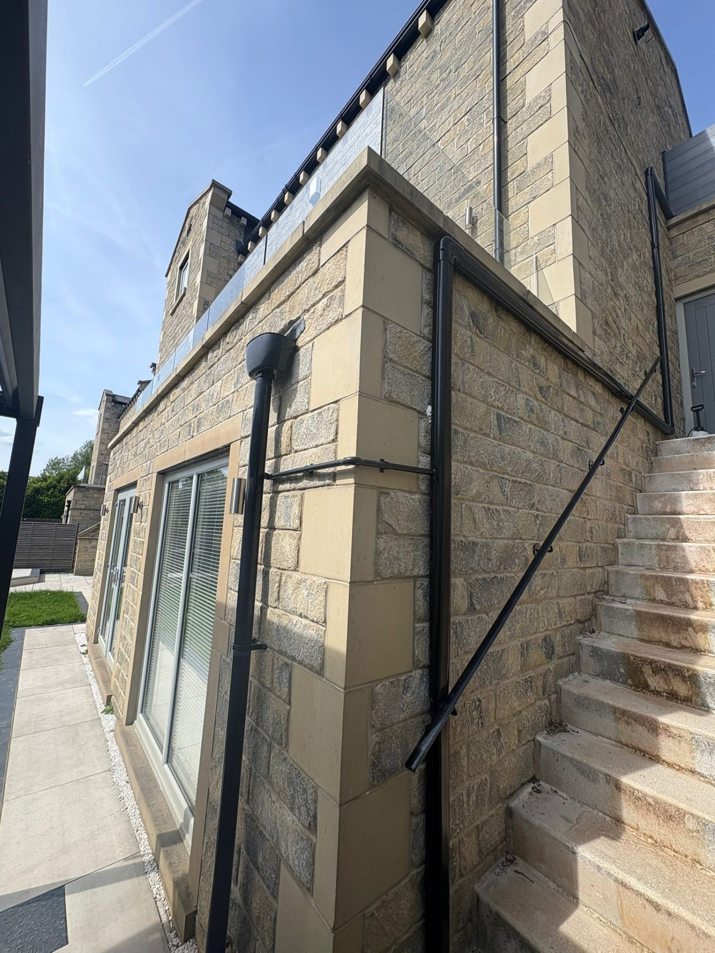 Outdoor air conditioning condenser serving a multiple room system
